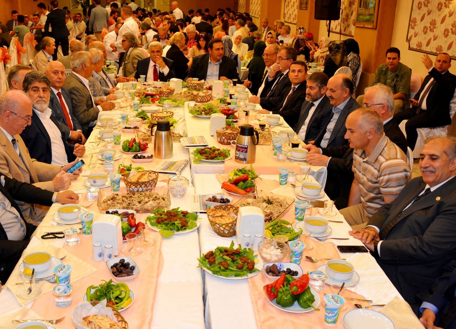 Viranşehirliler iftar yemeğinde derneklerinin 20. yılını kutladı